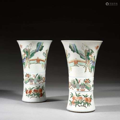 PAIRE DE VASES GU EN PORCELAINE FAMILLE VERTE, Chine, dynast...