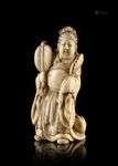 NETSUKE EN IVOIRE SCULPTÉ, Japon, fin du XIXe siècle Représe...