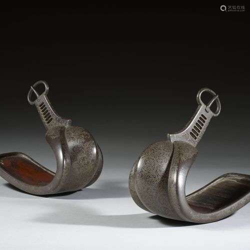 PAIRE D'ÉTRIERS EN BRONZE INCRUSTÉ D'ARGENT, Japon, époque M...