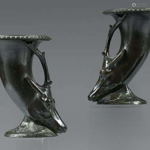 Paire de vases rhyton à tête de cerfs. Bronze à pa…