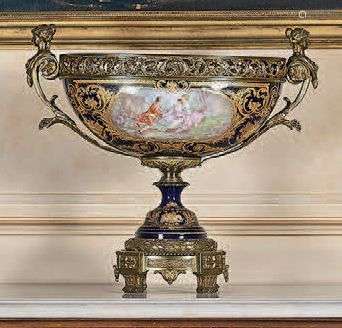 Large coupe en nacelle en porcelaine et bronze cis…