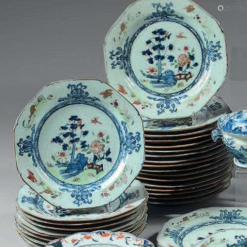 Trente assiettes en porcelaine de Chine, de forme …