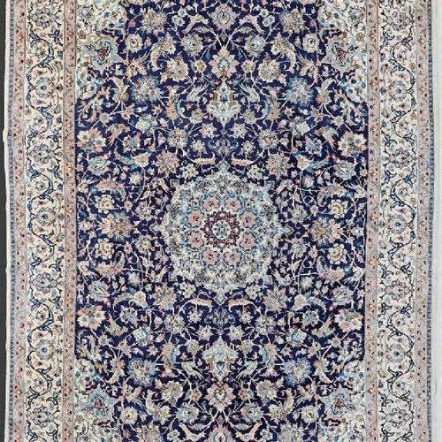 Tapis Naïn à médaillon central floral et arabesque…