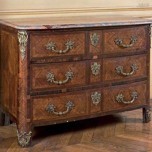 Commode marquetée de bois de rose dans des encadre…