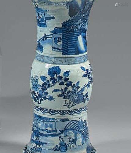 Vase en porcelaine de Chine, de forme gu, à décor …