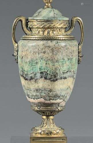 Vase ovoïde en spath fluor et bronze ciselé et dor…