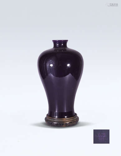 大清乾隆年制款茄皮紫釉梅瓶