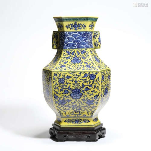 A Yellow Glaze And Underglaze-Blue Interlocking Lotus Hexago...