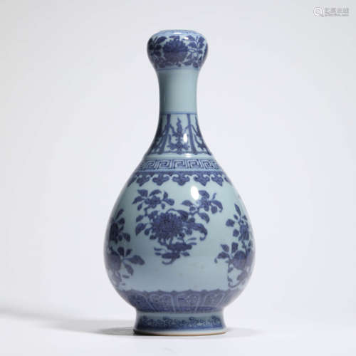 A Blue And White Floral Garlic-Head-Shaped Vase