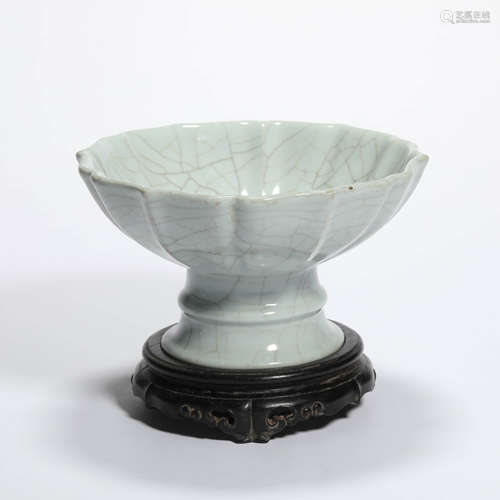 A Guan-Type Petal-Shaped-Rim Stem Cup