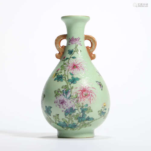 A Green Glaze An-Decorated Chrysanthemum Double-Eared Vase