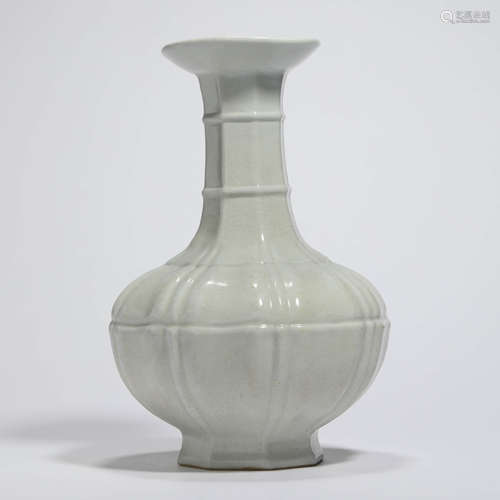 A White Glaze Bamboo-Formed Vase