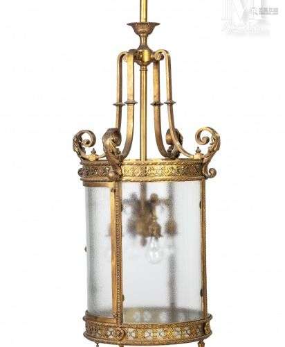 Lanterne de forme cylindrique en bronze ciselé doré et verre...