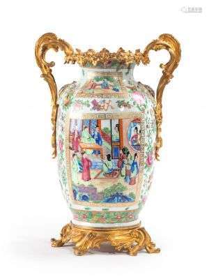 CANTON Vase de forme ovoïde en porcelaine à décor polychrome...