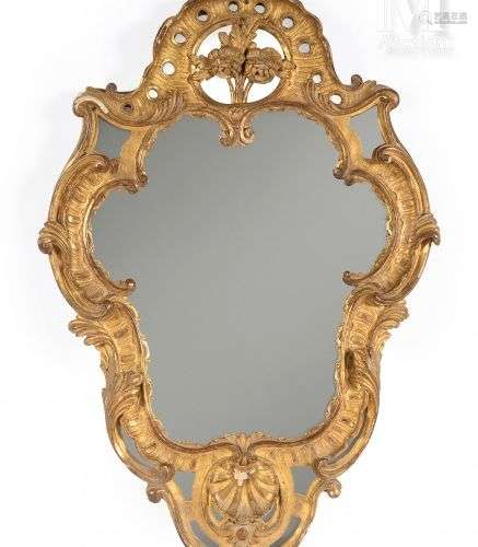 Miroir à parecloses en bois et stuc doré à décor rocaille d'...