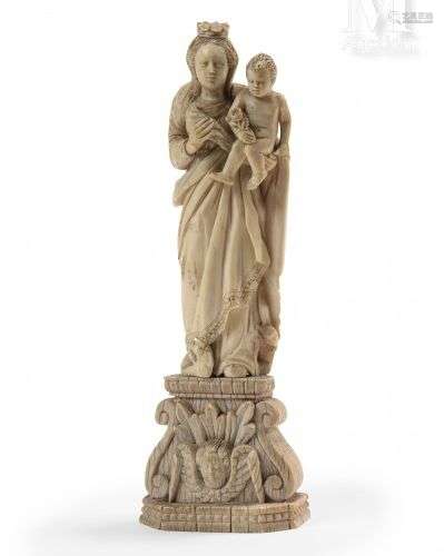 Vierge à l’Enfant en ivoire sculpté, présentée debout, vêtue...