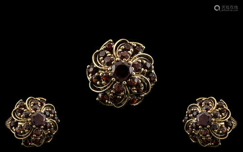 14ct Gold - Attractive Garnet Set Cluster Ring In an Ornate ...