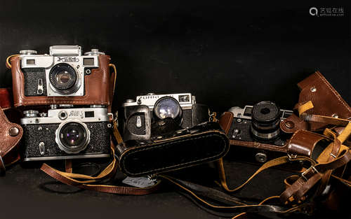 Collection of Five Vintage Cased Cameras comprising Goed 3, ...