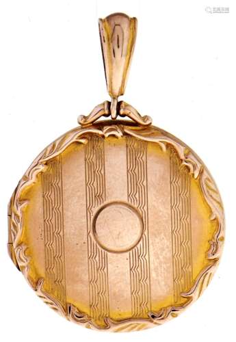 A 9ct gold locket, double sided, engine turned, 28mm excludi...