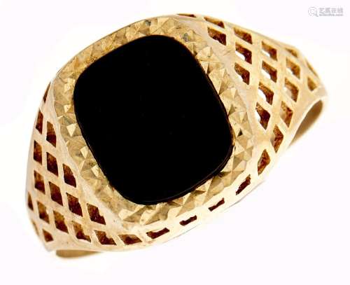 A black onyx signet ring, in gold, marked 375, 3.4g, size Y ...