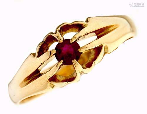 An Edwardian ruby ring, in 18ct gold, Chester 1903, 4g, size...