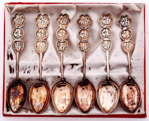 A set of six Chinese silver teaspoons, early 20th c, decorat...