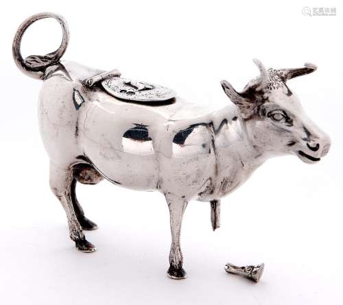A Continental silver cow creamer, the lid cast with a fly, 7...