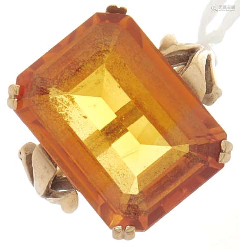 A 9ct gold citrine ring, 10.5g, size V