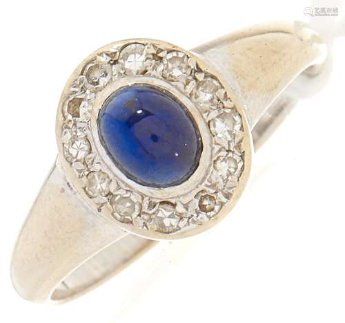 A diamond and cabochon sapphire ring, in white gold, 2.1g, s...