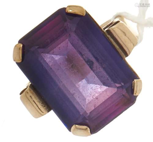 A 9ct gold synthetic sapphire ring, 8.9g size M