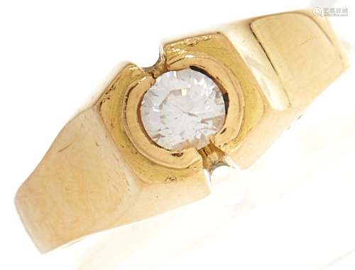 A cubic zirconia ring, in gold, 4.2g, size L