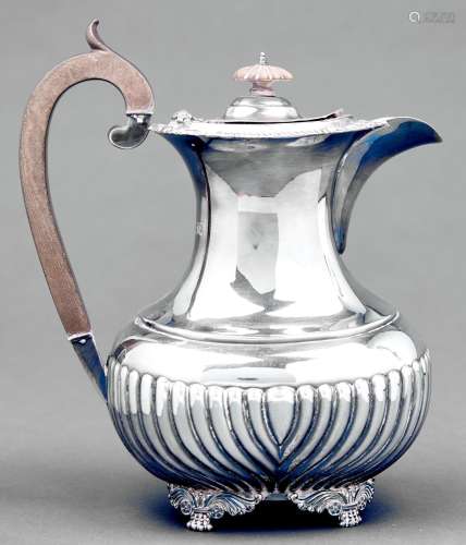 An Edwardian silver lidded jug, with gadrooned rim, 24.5cm h...