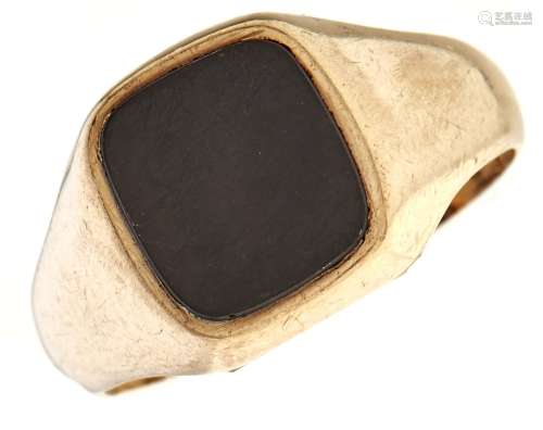 A black onyx signet ring, in 9ct gold, London 1977, 5.9g, si...