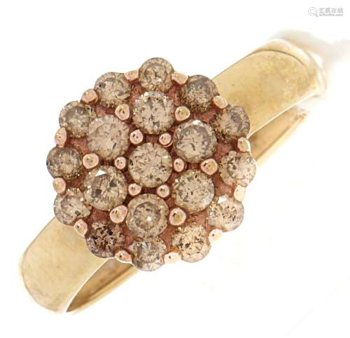 A diamond cluster ring, in gold, 2.3g, size M½