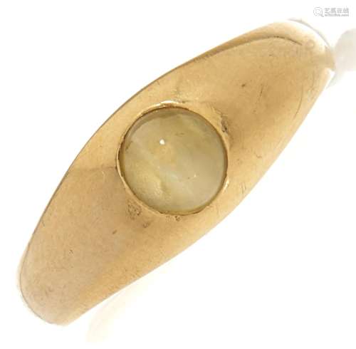 A cat's eye chrysoberyl ring, in gold, 4.3g, size M