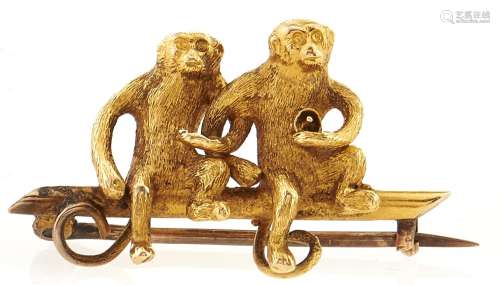 A gold brooch of two monkeys, marked 15ct, 3.4g