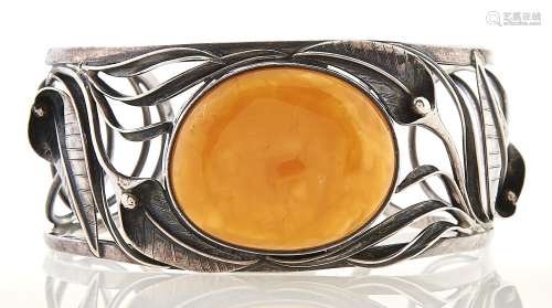 A silver bangle set with large amber cabochon, 40.5g