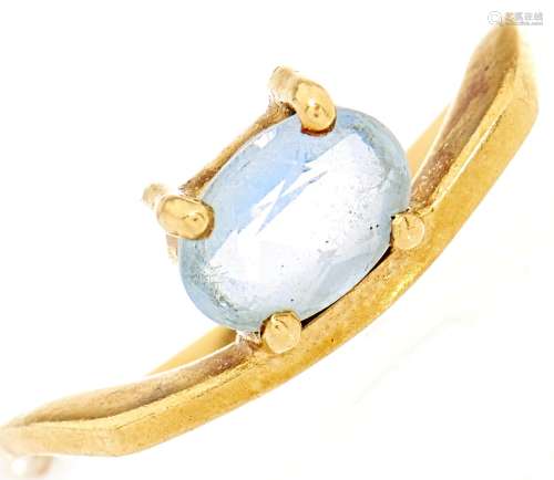 An aquamarine ring, marked 750 2.5g, size L