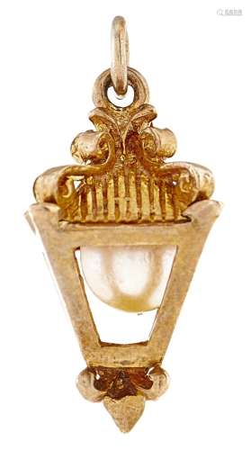 A 9ct gold street lantern charm with pearl, 3.6g