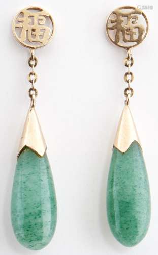 A pair of Chinese gold and green glass drop earrings, 2.7g
