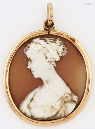 A gold and cameo pendant, 4.9g