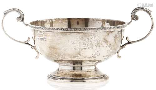An Elizabeth II silver sugar bowl, by Mappin & Webb, 16cm ac...