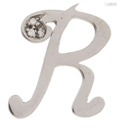 A diamond set white gold 'R' initial brooch, 19mm, marked 75...