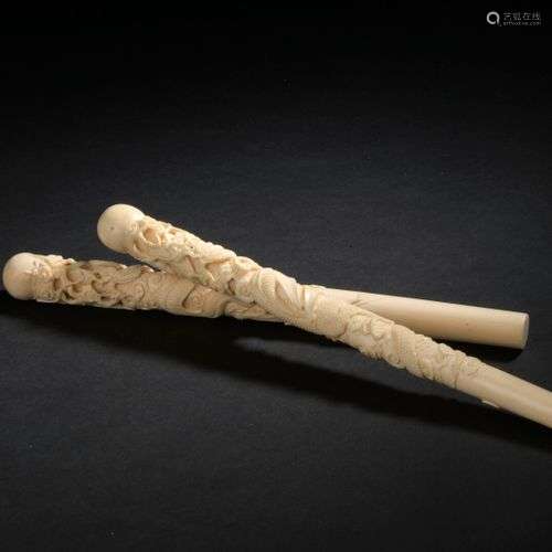 Deux manches d'ombrelle en ivoire sculpté Japon, …