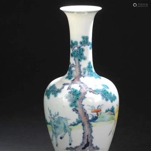 Petit vase en porcelaine Doucai Chine, XXe siècle…