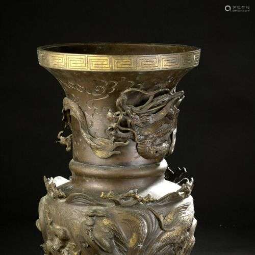 Grand vase en bronze Japon, circa 1910 Balustre …