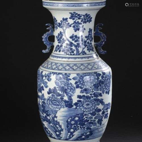 Vase en porcelaine bleu blanc Chine, XIXe siècle …
