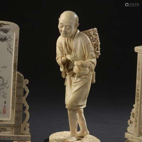 Okinono en ivoire sculpté, Japon, circa 1910/1920 …