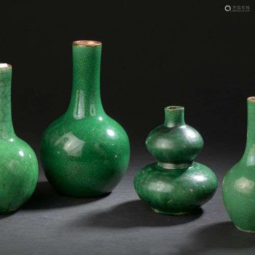 Quatre vases en porcelaine monochrome vert Chine…