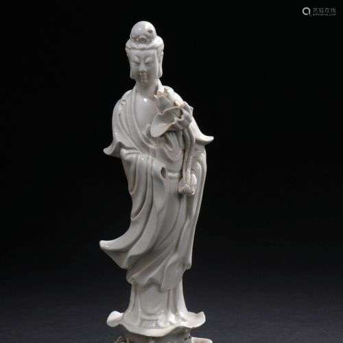 Trois statuettes de Guanyin en porcelaine blanc de…